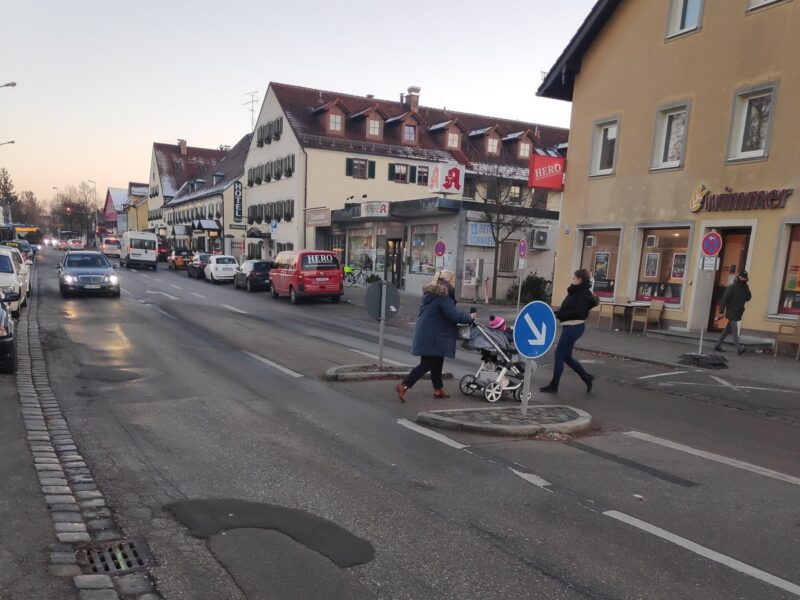 Fußgängerinnen überqueren eine Straße