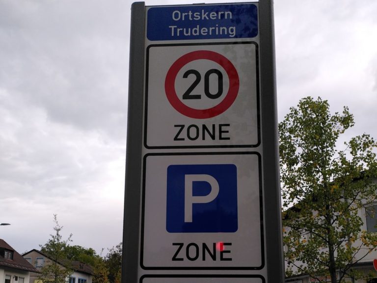 Praktizierte Verkehrsberuhigung Tempo 20 im Ortszentrum in Straßtrudering